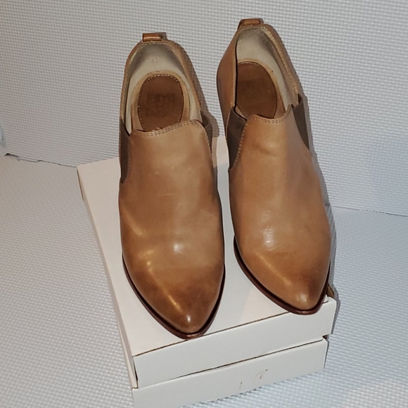 The Frye Company Taupe shootie sz 8 no box - Picture 2 of 4